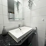 Apartment Luxury 2br Home-free Parking And Walk To Center And Train