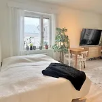 Luxury 2br Home-free Parking And Walk To Center And Train Apartment *